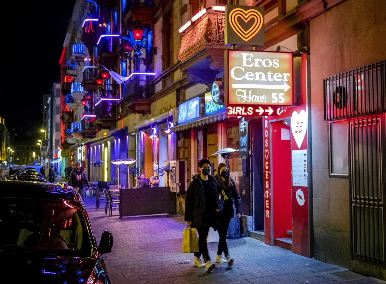 TrystHub - Escoltas digitales en Berlín: cómo las plataformas online reescribieron las reglas de la industria